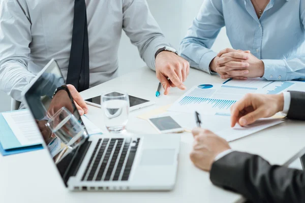 depositphotos_80147336-stock-photo-business-teamwork